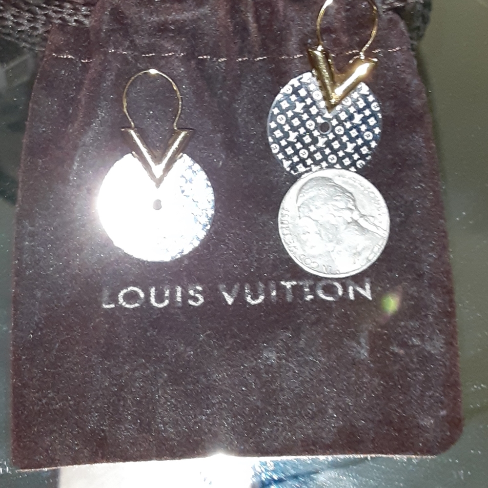AUTGENTIC!!!Louis Vuitton Small V Hoops